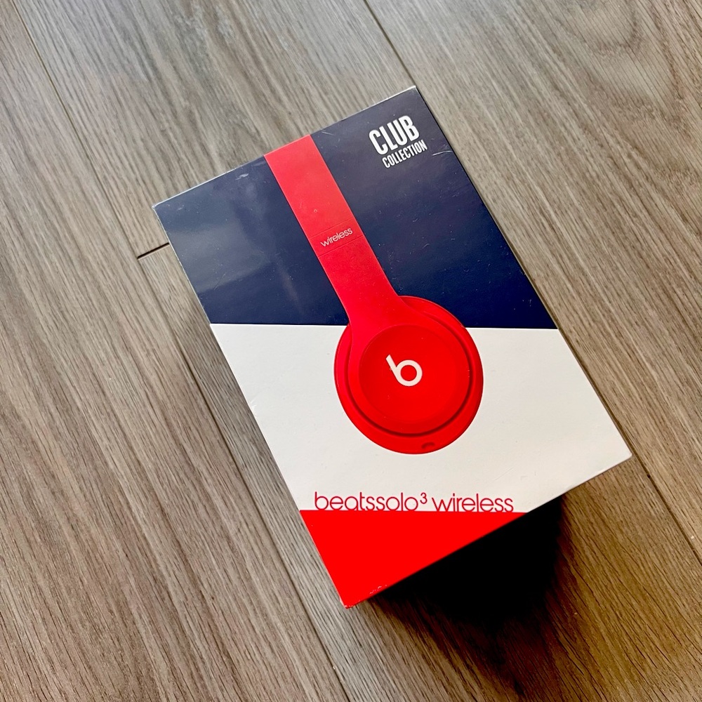 BRAND NEW/Red Solo 3 Wireless Beats